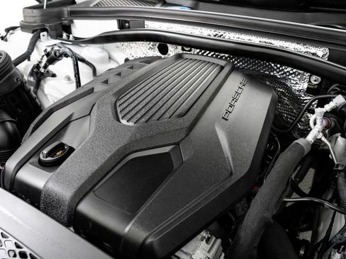Certified 2026 Porsche Macan AWD/4WD image 31