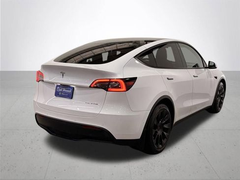 Used 2021 Tesla Model Y Long Range image 10