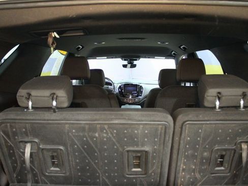 Used 2023 Chevrolet Traverse LT w/ Rear Camera Mirror Package image 15