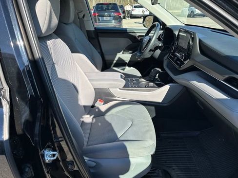 Used 2023 Toyota Highlander LE image 35