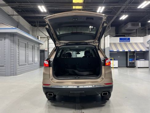 Used 2018 Chevrolet Equinox LT w/ Sun & Infotainment Package AWD/4WD image 9