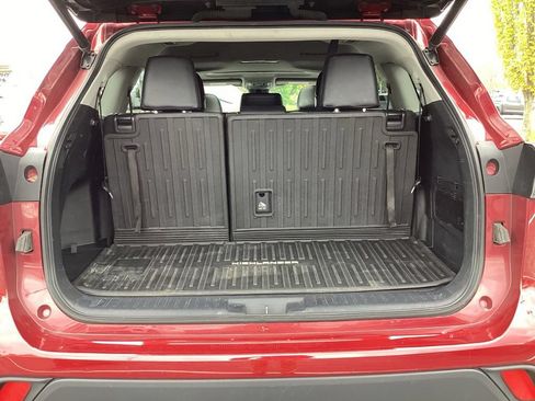 Used 2021 Toyota Highlander XLE AWD/4WD image 13