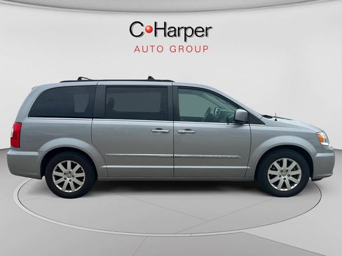 Used 2015 Chrysler Town & Country Touring w/ Driver Convenience Group FWD image 2