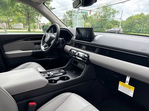 Used 2025 Honda Pilot Touring image 21