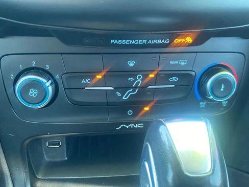 Used 2015 Ford Focus SE FWD image 25