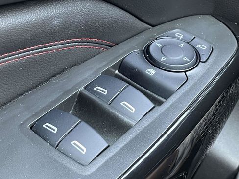 Certified 2025 Chevrolet Trax RS FWD image 28