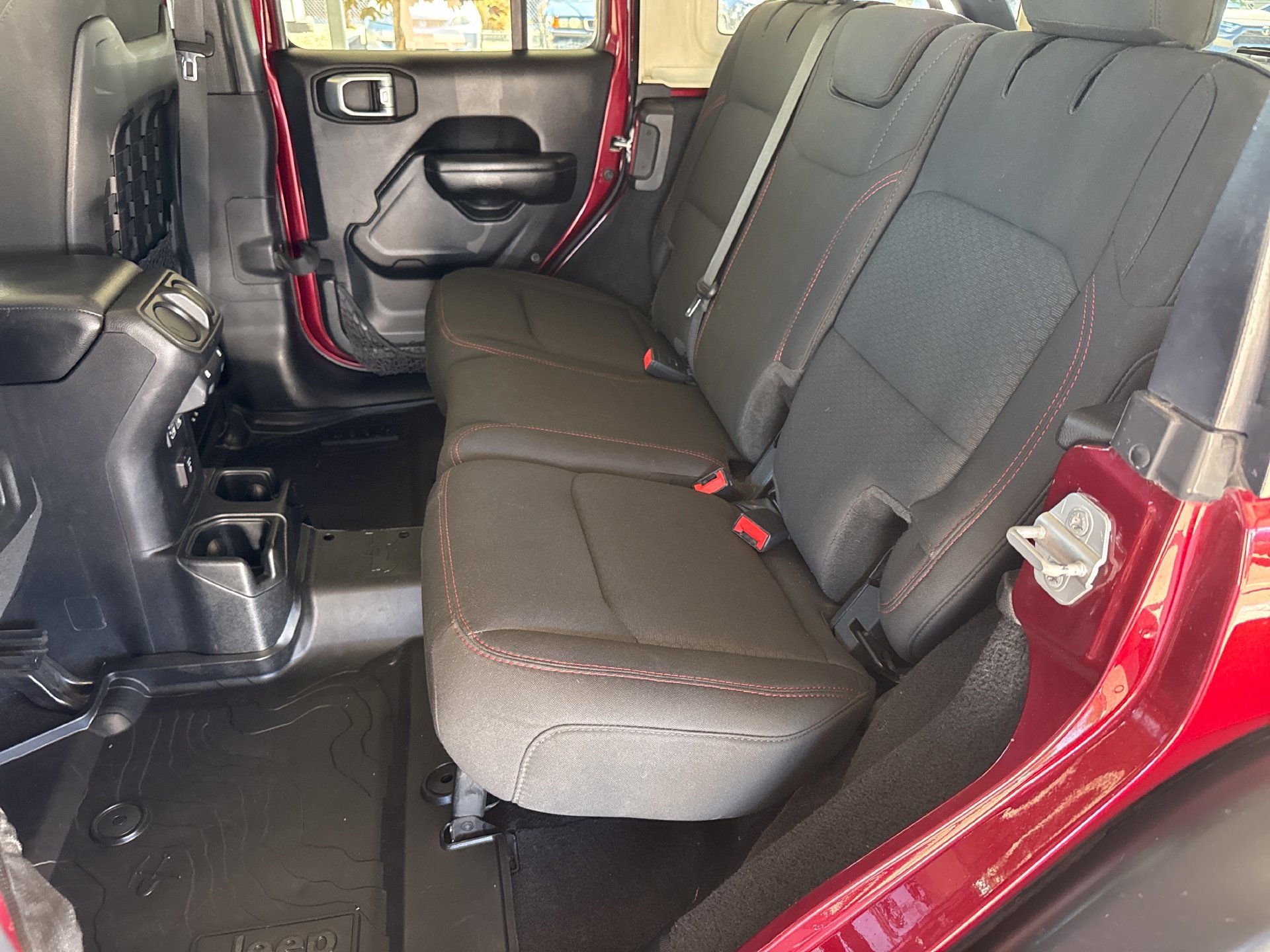 Used 2021 Jeep Wrangler Unlimited Rubicon w/ Cold Weather Group AWD/4WD image 18