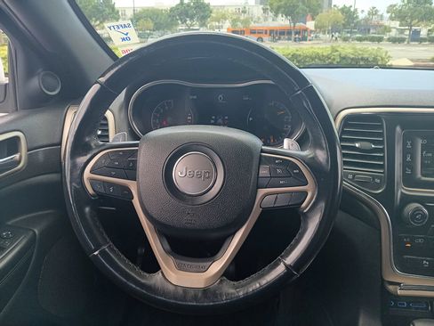 Used 2017 Jeep Grand Cherokee Laredo RWD image 15