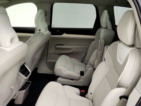 Used 2025 Volvo EX90 Ultra AWD/4WD image 18