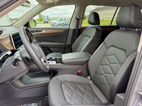 Used 2025 Volkswagen Atlas SE AWD/4WD image 11