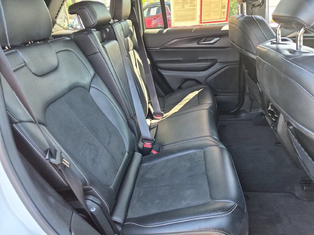 Used 2025 Jeep Grand Cherokee Altitude AWD/4WD image 30