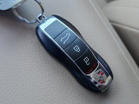 Used 2021 Porsche Macan AWD/4WD image 30