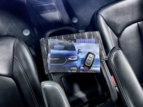 Used 2024 Chrysler Pacifica Select FWD image 11