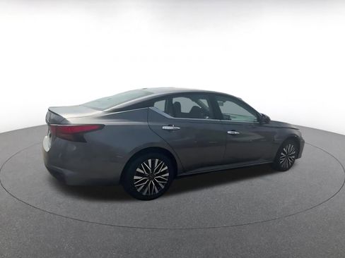 Used 2025 Nissan Altima 2.5 SV FWD image 15