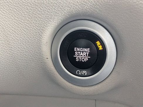 Used 2024 Chrysler Pacifica Touring-L FWD image 26