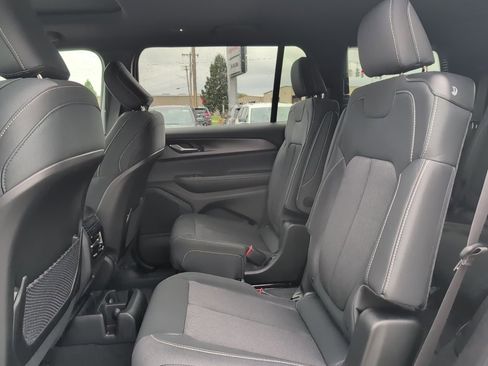 New 2025 Jeep Grand Cherokee L Laredo image 17