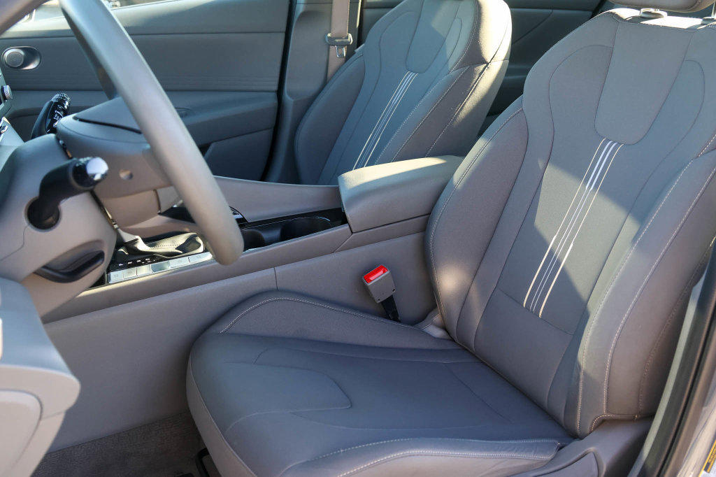 Used 2025 Hyundai Elantra Hybrid FWD image 11