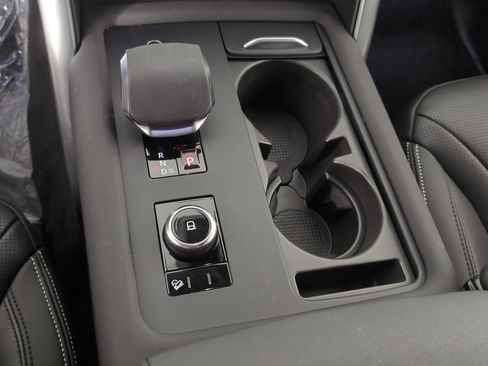 Used 2025 Land Rover Discovery S image 23