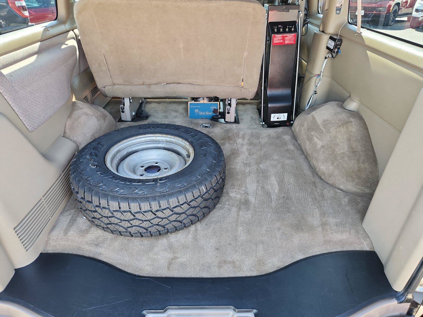Used 2001 Chevrolet Express 1500 Passenger w/ LS Preferred Equipment Group RWD image 13