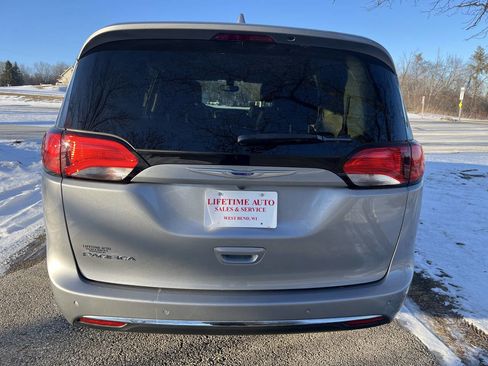 Used 2020 Chrysler Pacifica Touring-L Plus image 4