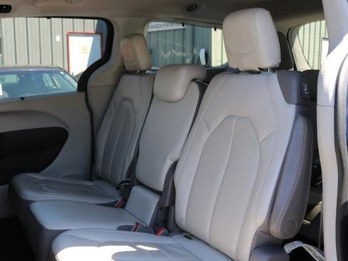 Used 2018 Chrysler Pacifica Touring-L FWD image 22