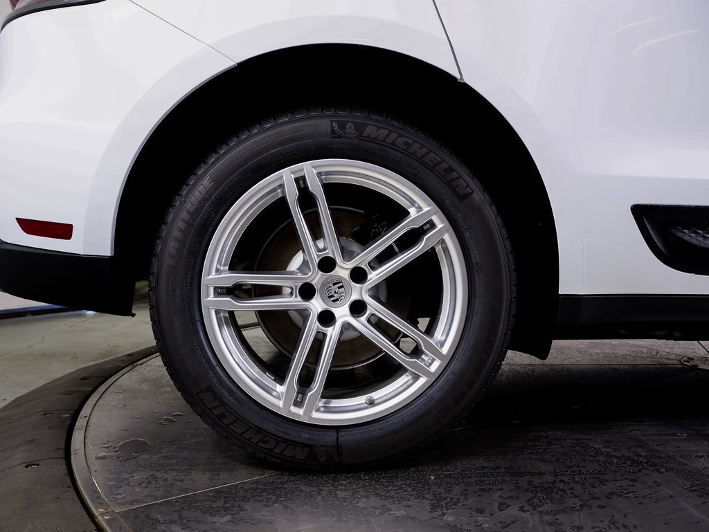Certified 2025 Porsche Macan AWD/4WD image 22