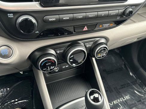 New 2025 Hyundai Venue SEL image 24