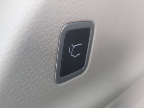 Used 2023 Chrysler Pacifica Touring-L FWD image 9