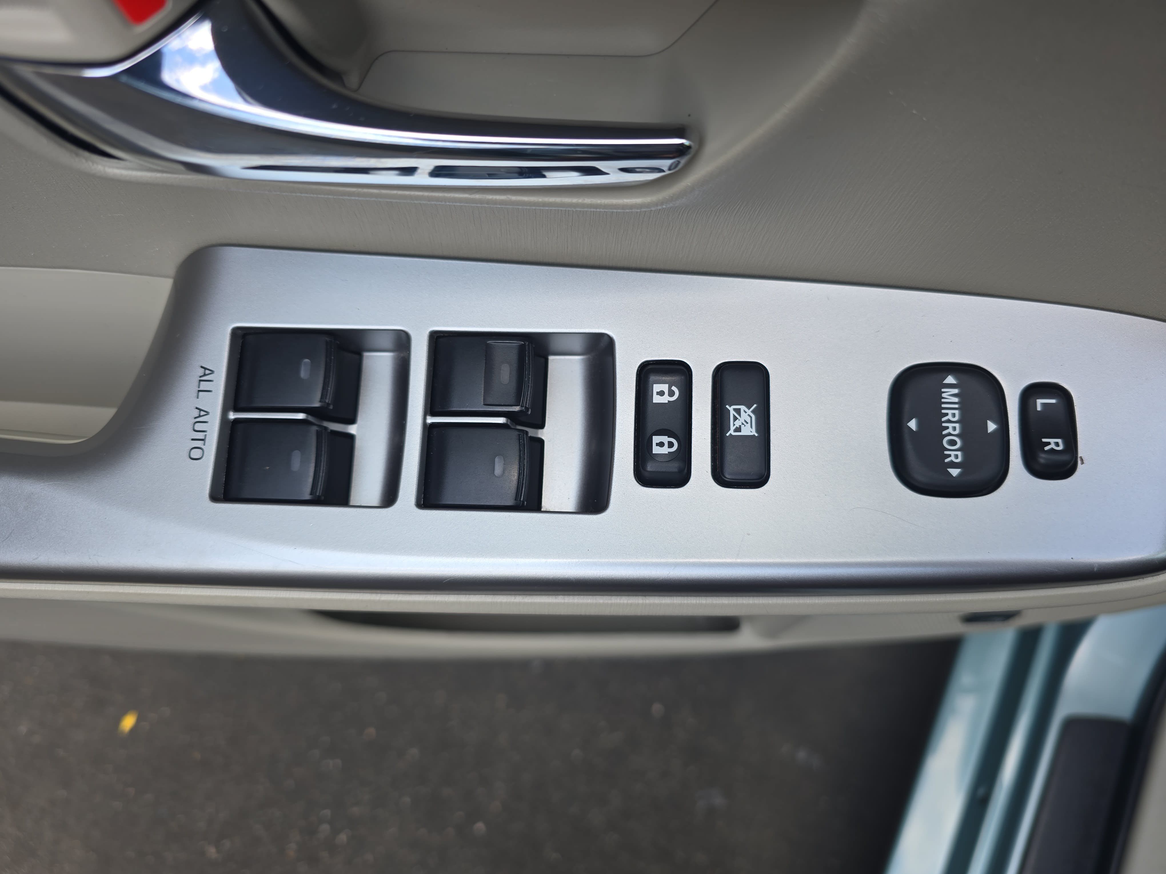 Used 2015 Toyota Prius V Five w/ Advanced Technology Package FWD image 27