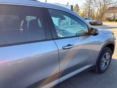 Used 2025 Chevrolet Traverse LT image 3