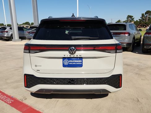New 2026 Volkswagen Tiguan SE R-Line FWD image 6