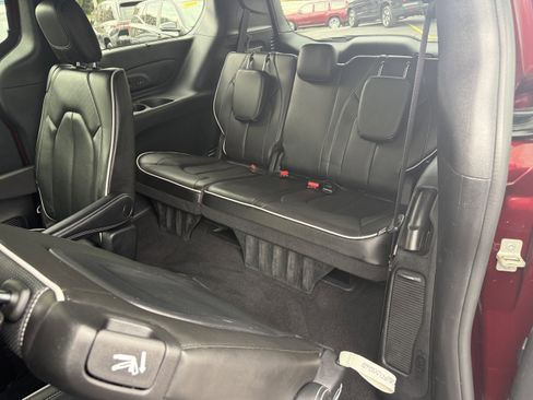Used 2022 Chrysler Pacifica Limited w/ S Appearance Package image 16