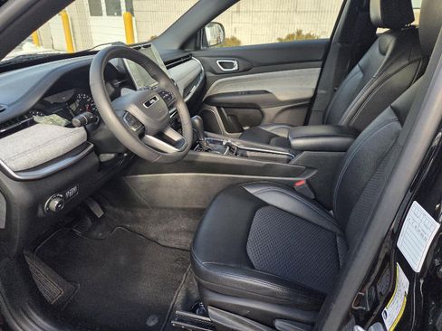 Used 2025 Jeep Compass Latitude image 19