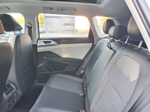 New 2025 Volkswagen Taos SE image 5