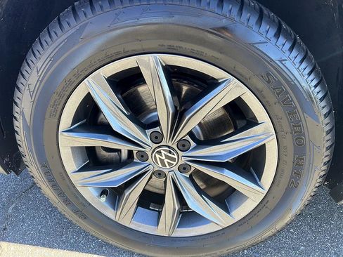 Used 2022 Volkswagen Tiguan SE w/ Panoramic Sunroof Package image 9