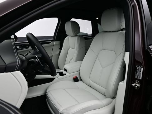 Certified 2026 Porsche Macan AWD/4WD image 5