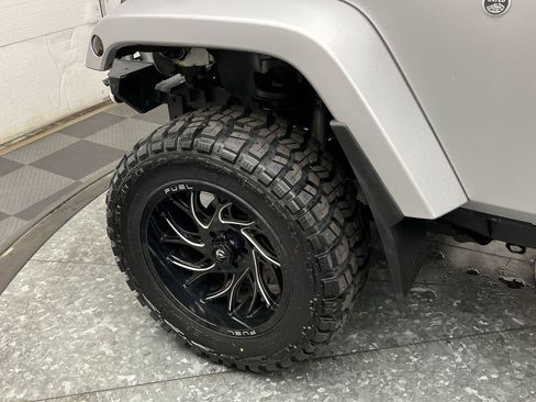 Used 2017 Jeep Wrangler Unlimited Sahara w/ Dual Top Group AWD/4WD image 28