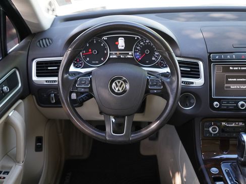 Used 2016 Volkswagen Touareg Sport AWD/4WD image 24