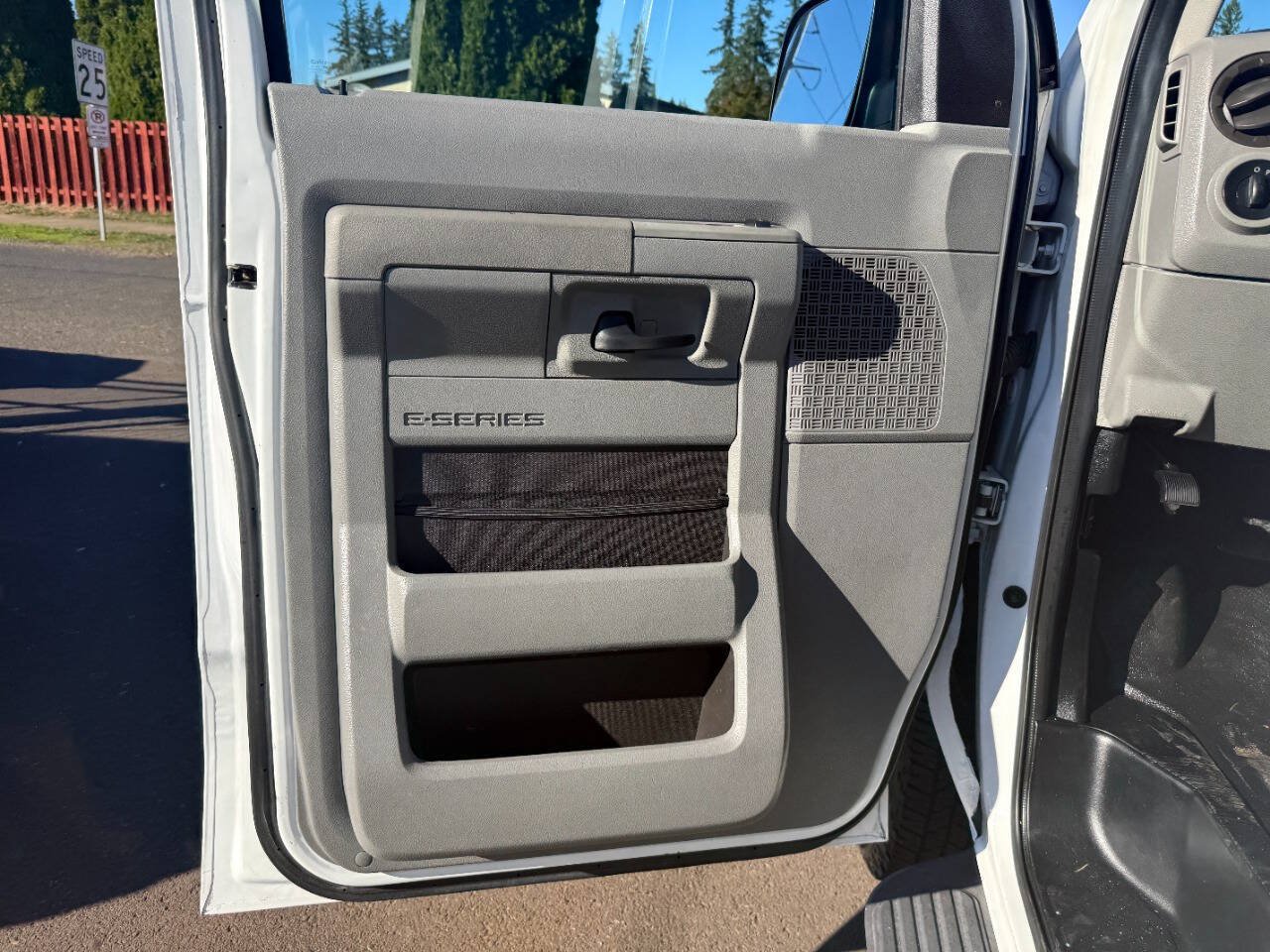 Used 2009 Ford E-350 and Econoline 350 XL RWD image 26
