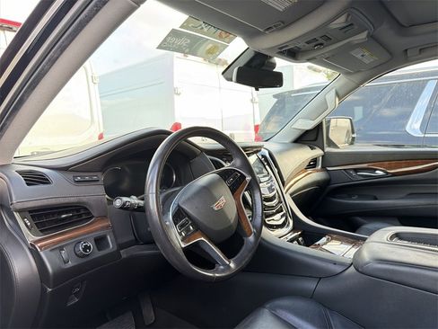 Used 2020 Cadillac Escalade ESV Premium Luxury image 7