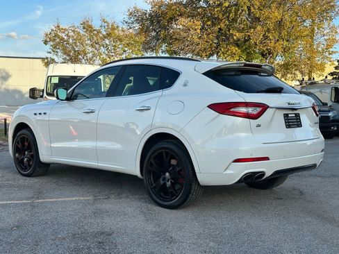Used 2017 Maserati Levante Sport Utility 4D image 4