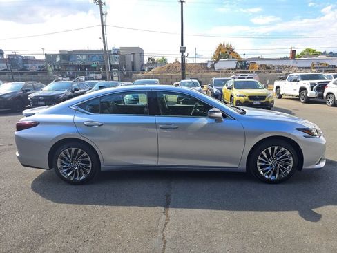 Used 2025 Lexus ES 350 w/ Accessory Package (Z1) FWD image 2