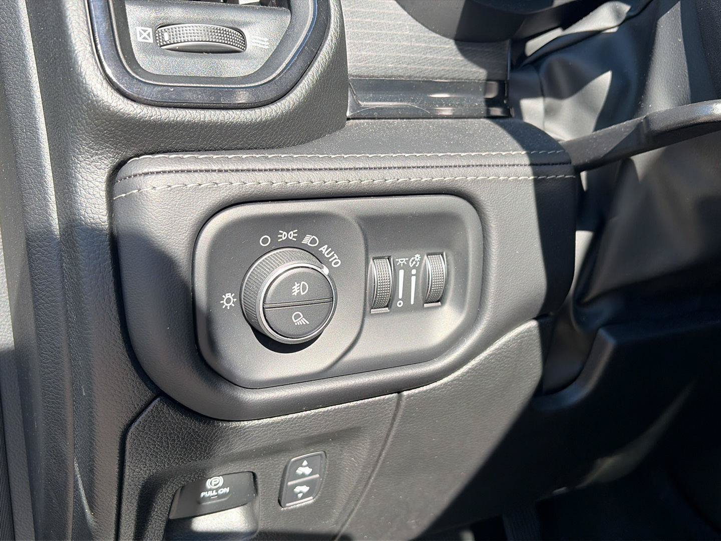 Used 2023 RAM 1500 Limited AWD/4WD image 9