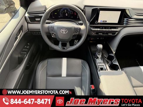 Used 2025 Toyota Camry SE w/ Convenience Package image 14