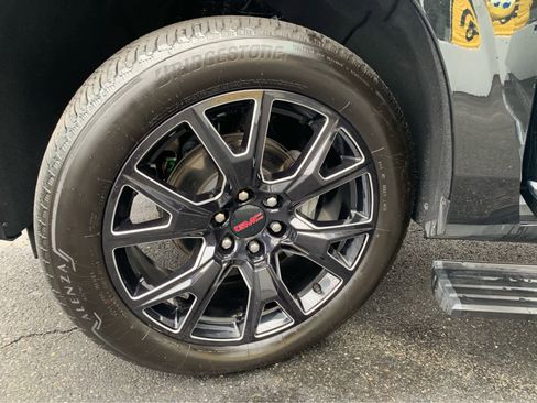 Used 2025 GMC Yukon Denali w/ Sun & Power Step Package image 9