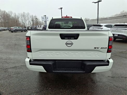 Used 2024 Nissan Frontier SV w/ Technology Package image 6
