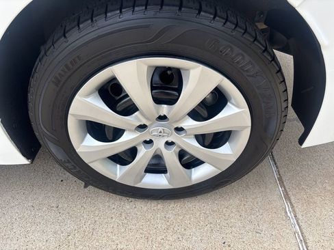 Used 2022 Toyota Corolla LE image 12