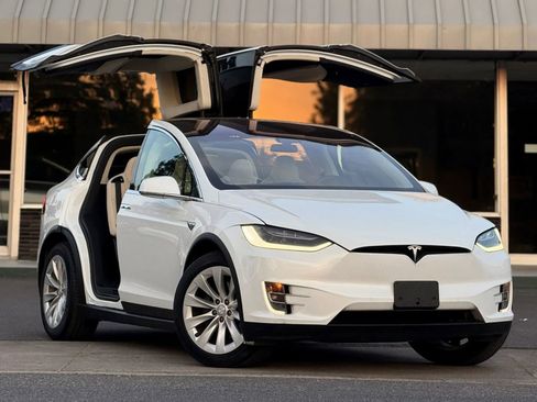 Used 2018 Tesla Model X 100D image 2