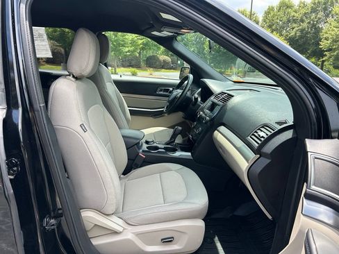 Used 2018 Ford Explorer XLT AWD/4WD image 49