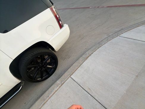 Used 2010 GMC Yukon Denali RWD image 17